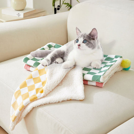 KFX-6573373 Cozy Plush Pet Blanket with Stylish Plaid Pattern - Soft Fleece Cushion for Cats and Dogs