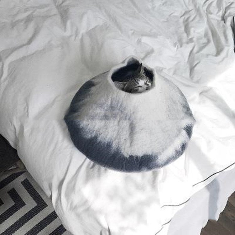 KFX-0043581 Two-Tone Wool Felt Cat Nest with a Black Body and White Neck, 50 cm