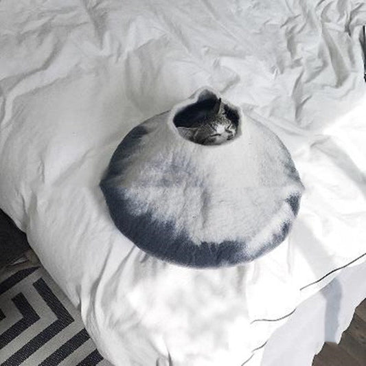 KFX-0043581 Two-Tone Wool Felt Cat Nest with a Black Body and White Neck, 50 cm