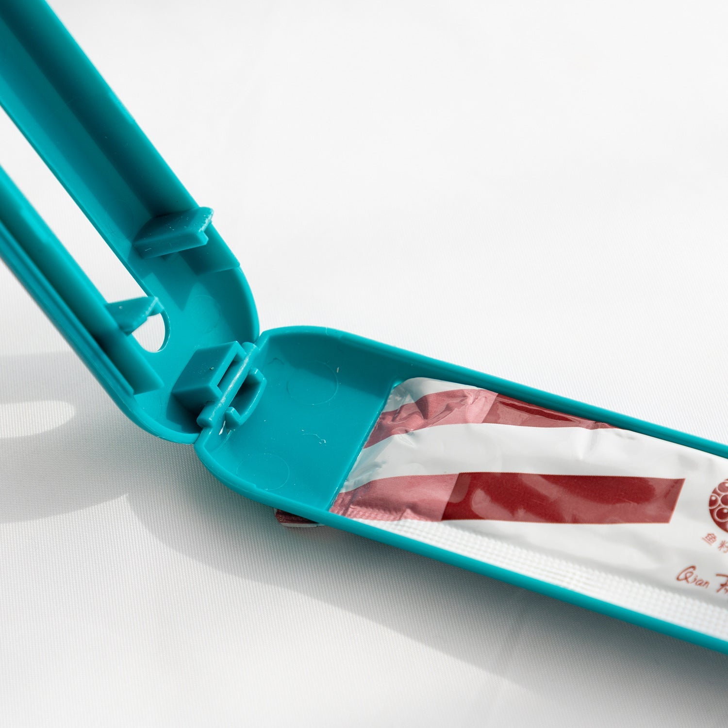 KFX-0315197 Cat Spoon Feeder with Silicone Seal for Easy Pet Food Serving