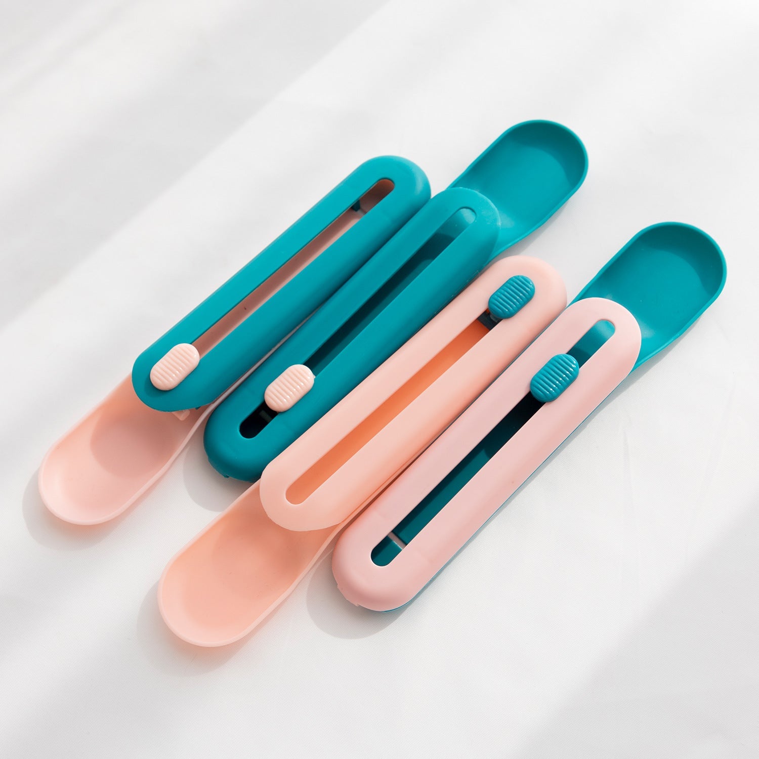 KFX-0315197 Cat Spoon Feeder with Silicone Seal for Easy Pet Food Serving