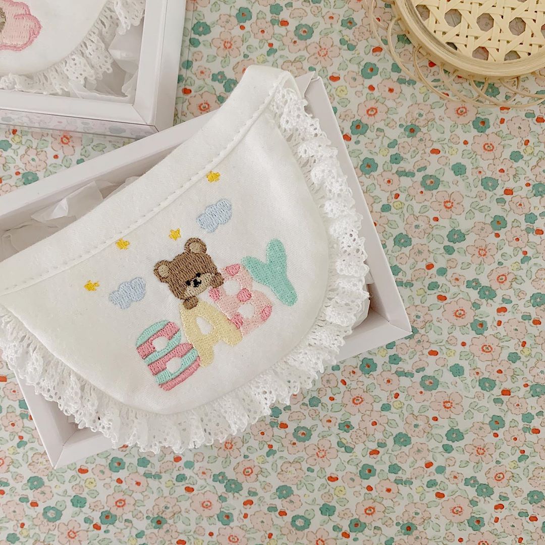 KFX-0401597 Cute Bear Embroidery Cotton Saliva Towel Small Bib - White