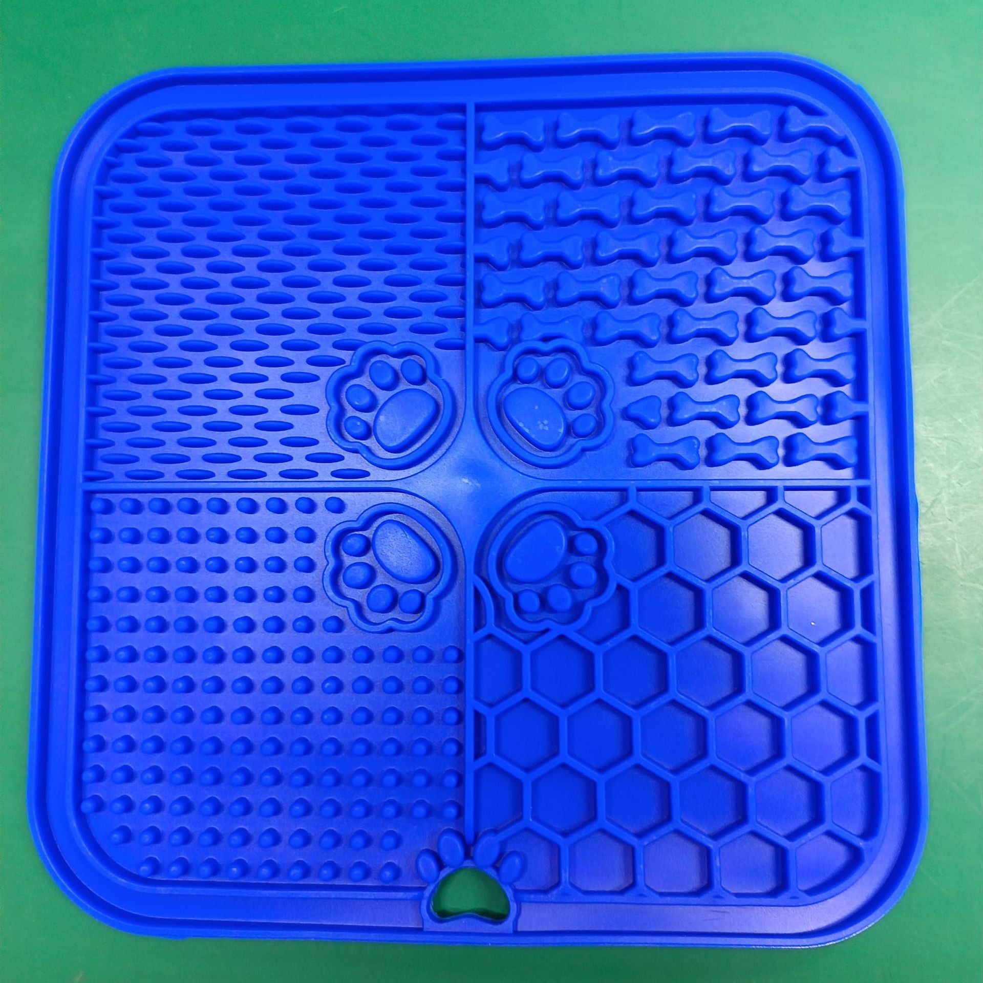 KFX-0746941 Dog Slow Feeder Mat - Silicone Tableware in Multiple Colors