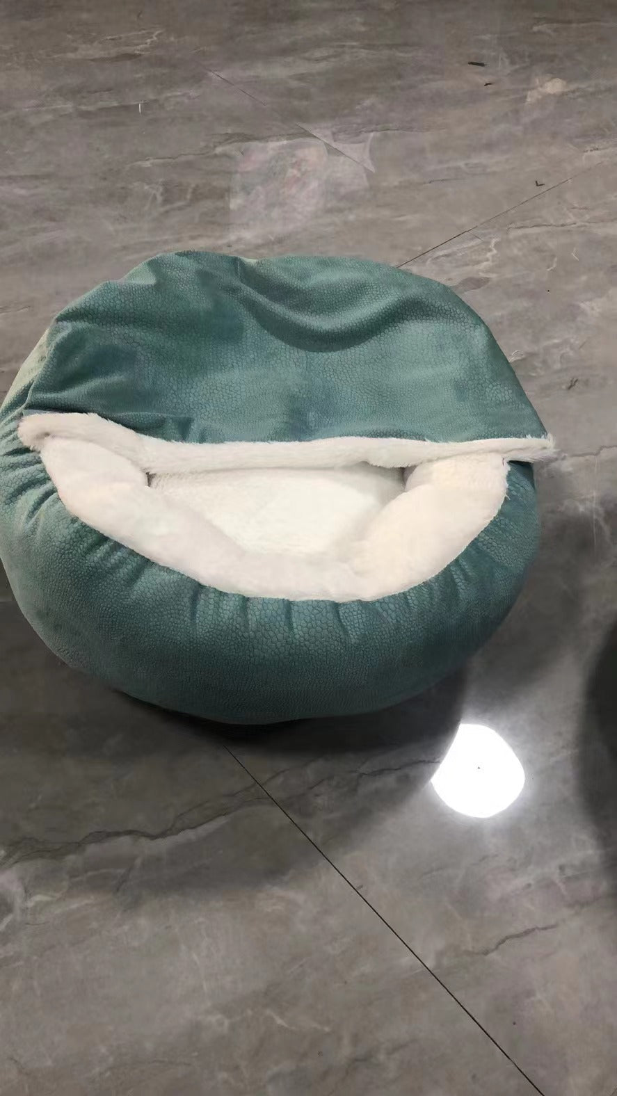 KFX-1101885 Classic Suede and Plush Pet Cover Quilt for Deep Sleep Bed - 60x60x18cm