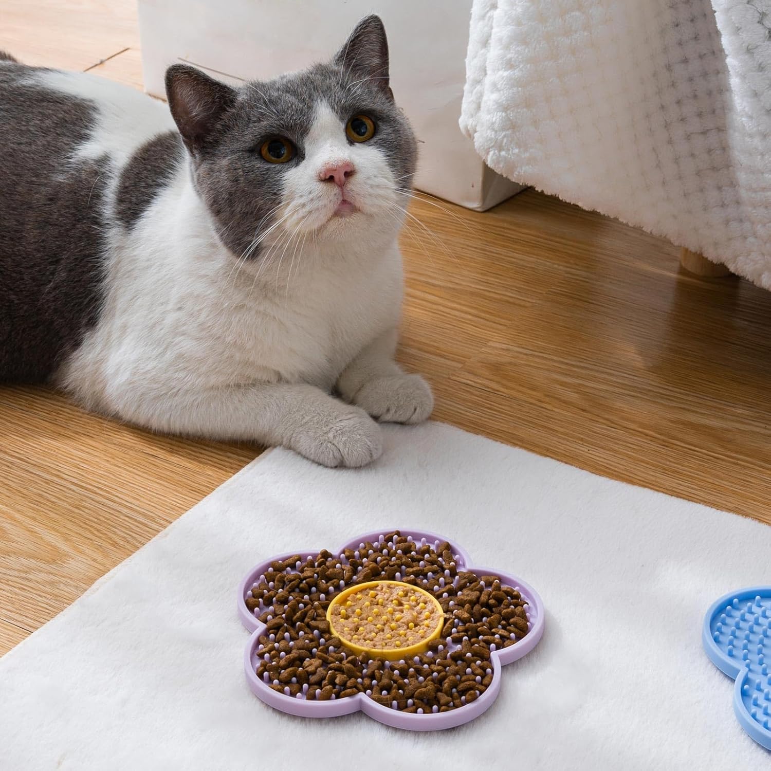 KFX-1182141 Flower-Shaped Silicone Licking Mat with Suction Cups for Dogs and Cats - Slow Feeder Pad for Treats and Bath Time