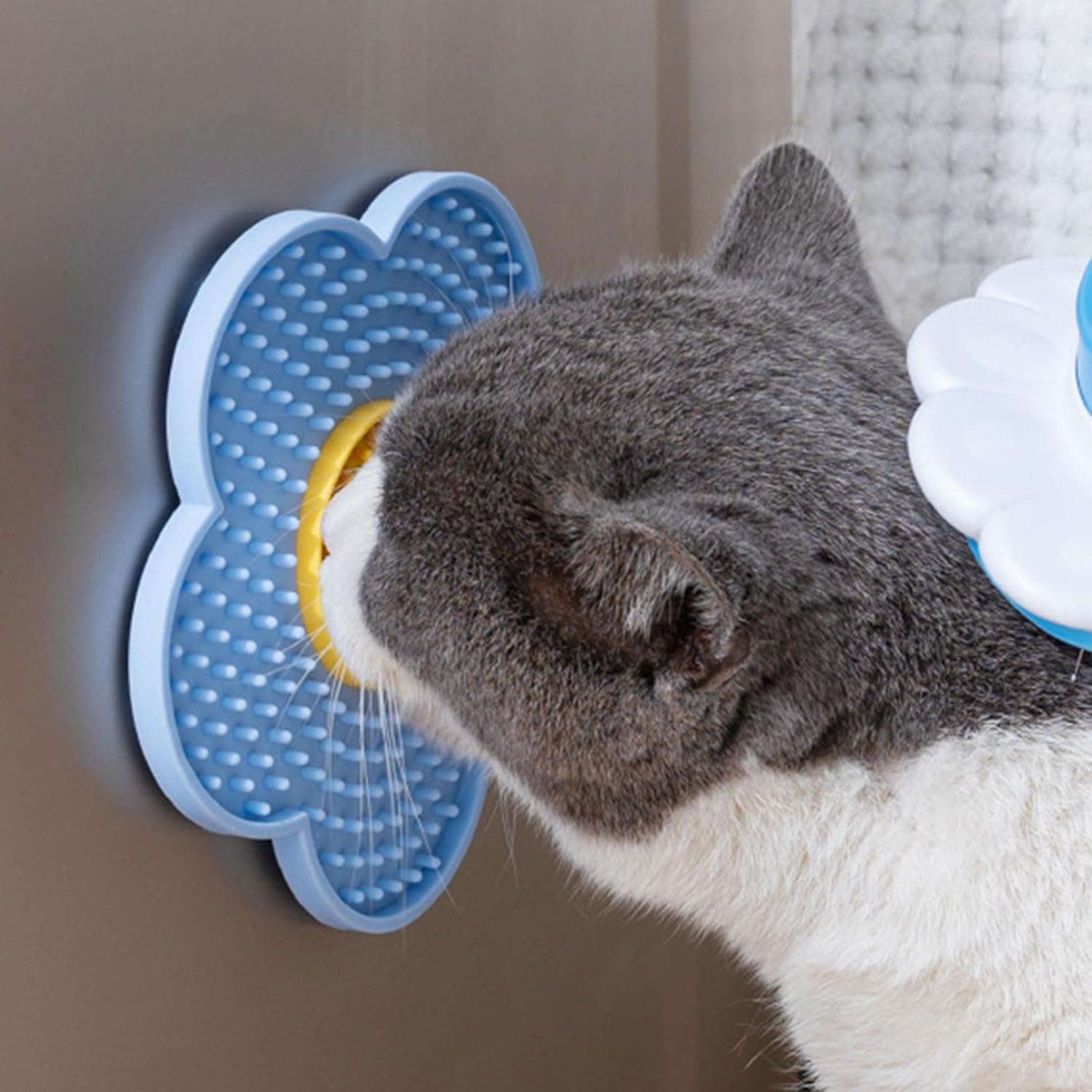 KFX-1182141 Flower-Shaped Silicone Licking Mat with Suction Cups for Dogs and Cats - Slow Feeder Pad for Treats and Bath Time