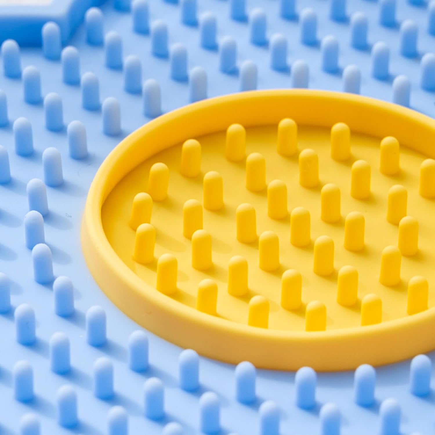 KFX-1182141 Flower-Shaped Silicone Licking Mat with Suction Cups for Dogs and Cats - Slow Feeder Pad for Treats and Bath Time