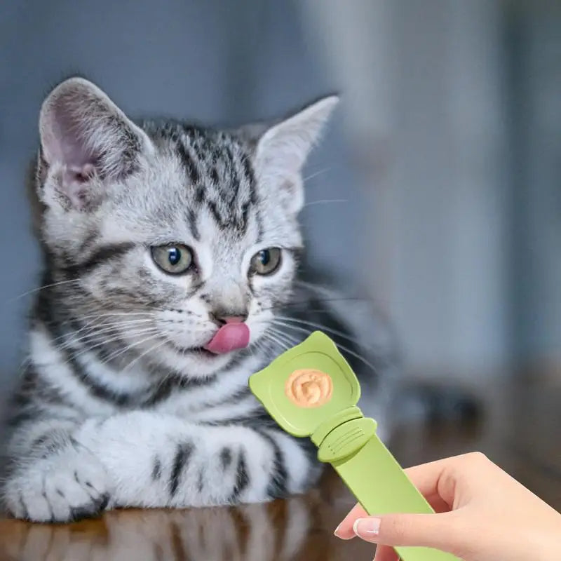 KFX-1253437 Portable Cat Treat Spoon for Easy Feeding and Bonding with Cats