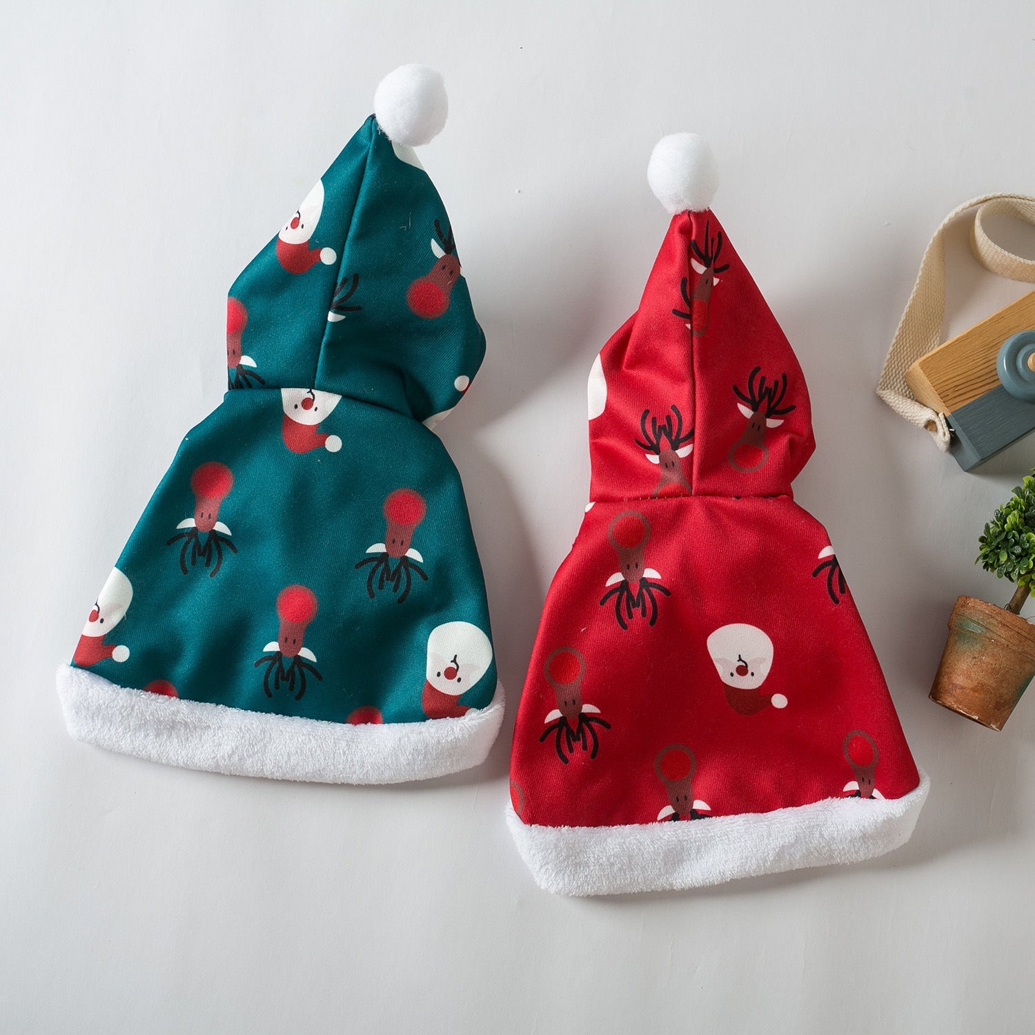 KFX-1654589 Little Red Riding Hood Cloak for Pets – Stylish Deer Cape in Red or Green, Sizes S, M, L