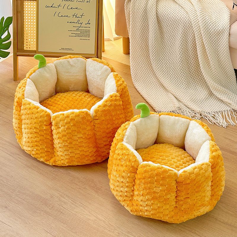 KFX-2146493 Cozy Pumpkin-Themed Pet Nest for Fall and Winter – Warm Mat for Cats and Small Pets