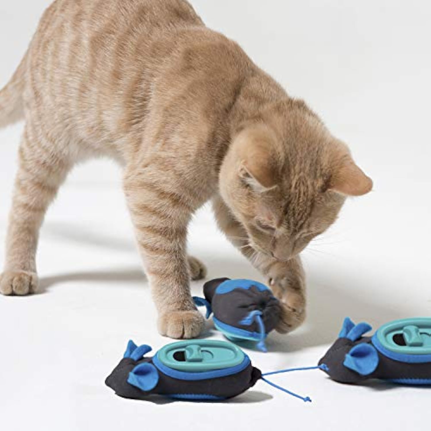 KFX-2531389 Interactive Indoor Hunting Treat Dispenser for Cats with Adjustable Feeder and Fabric Skin