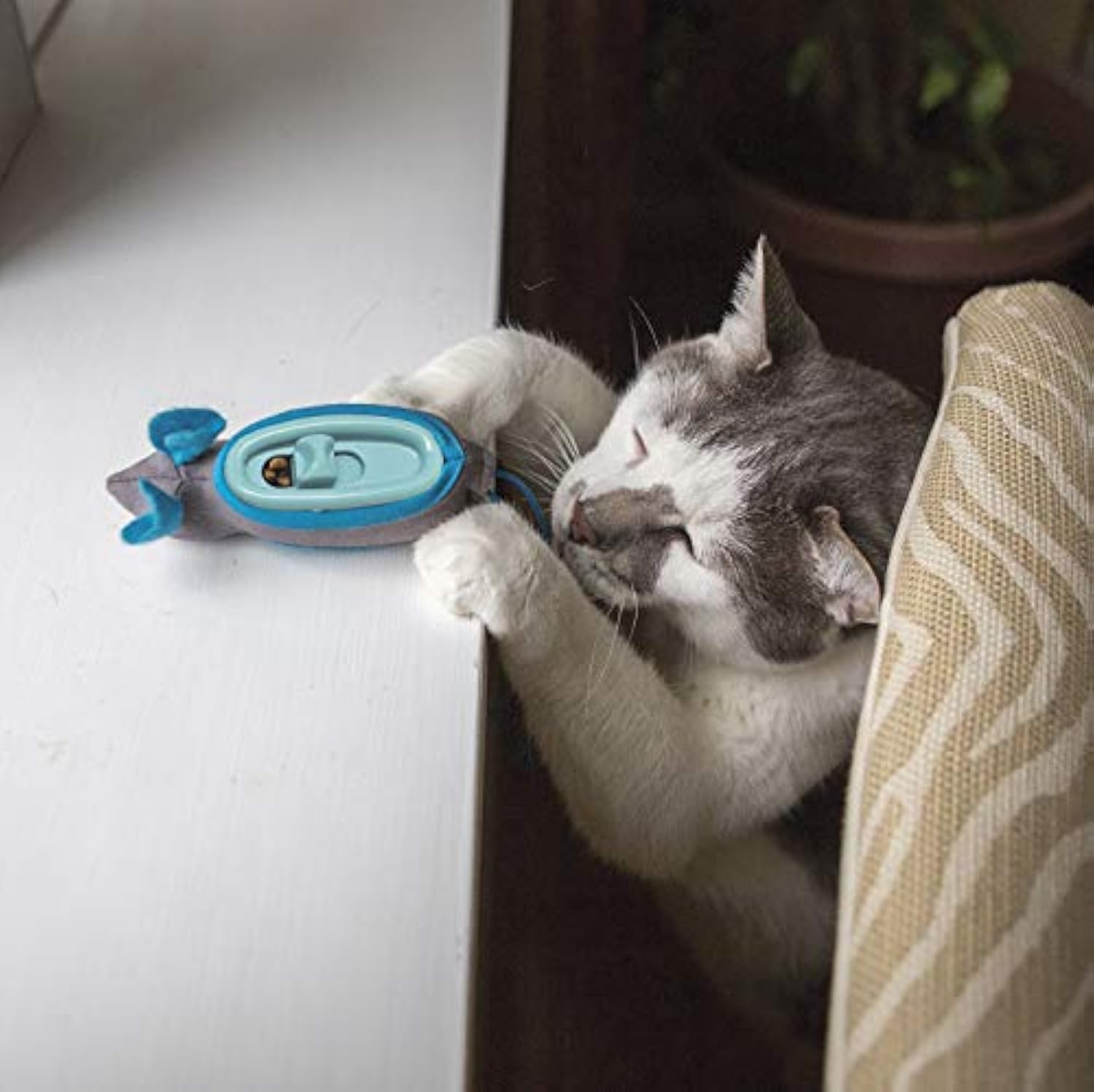 KFX-2531389 Interactive Indoor Hunting Treat Dispenser for Cats with Adjustable Feeder and Fabric Skin