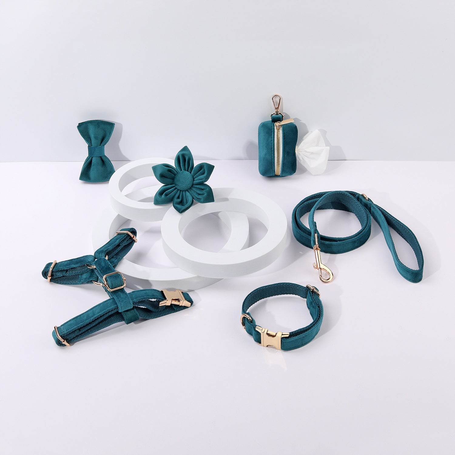 KFX-2639421 Classic Soft Velvet Pet Collar and Traction Rope Set with Bow Tie and Toilet Bag