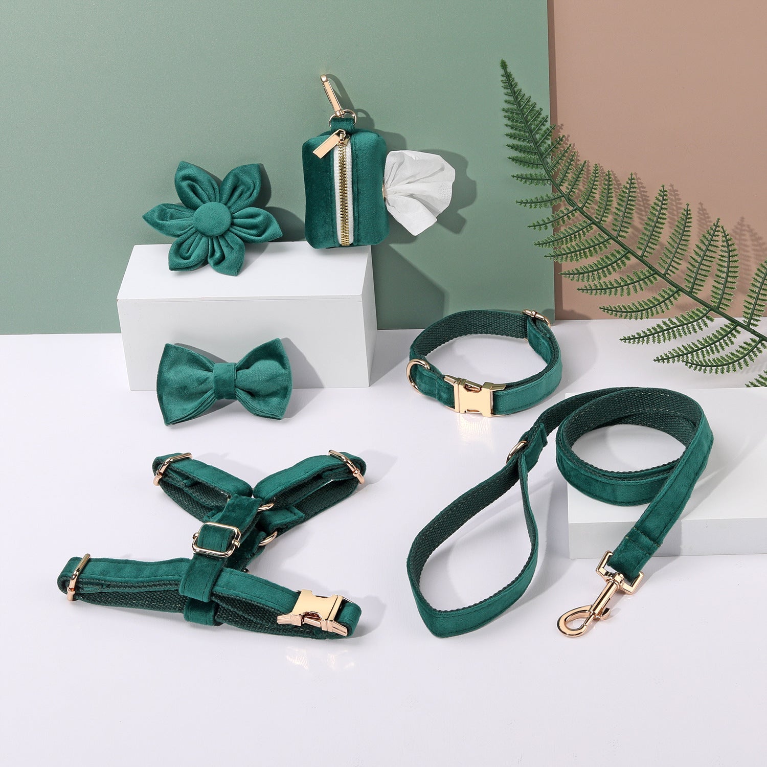 KFX-2639421 Classic Soft Velvet Pet Collar and Traction Rope Set with Bow Tie and Toilet Bag