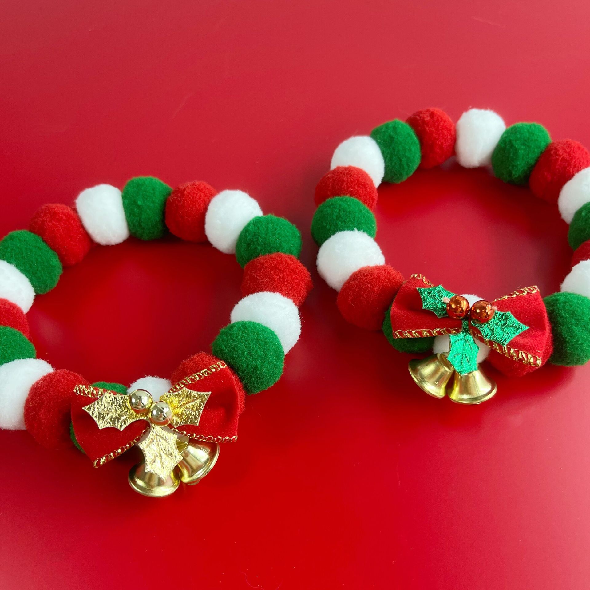 KFX-2738237 Festive Plush Ball Christmas Collar for Dogs and Cats with Soft Elasticity and Bow