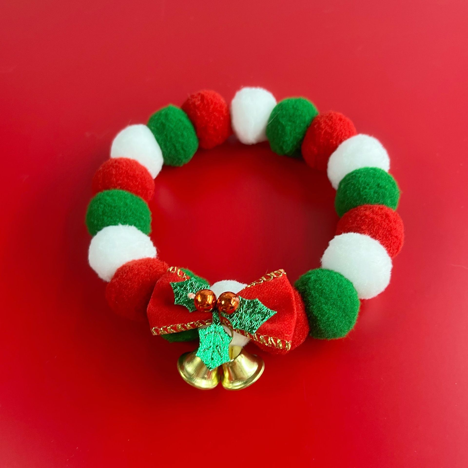 KFX-2738237 Festive Plush Ball Christmas Collar for Dogs and Cats with Soft Elasticity and Bow