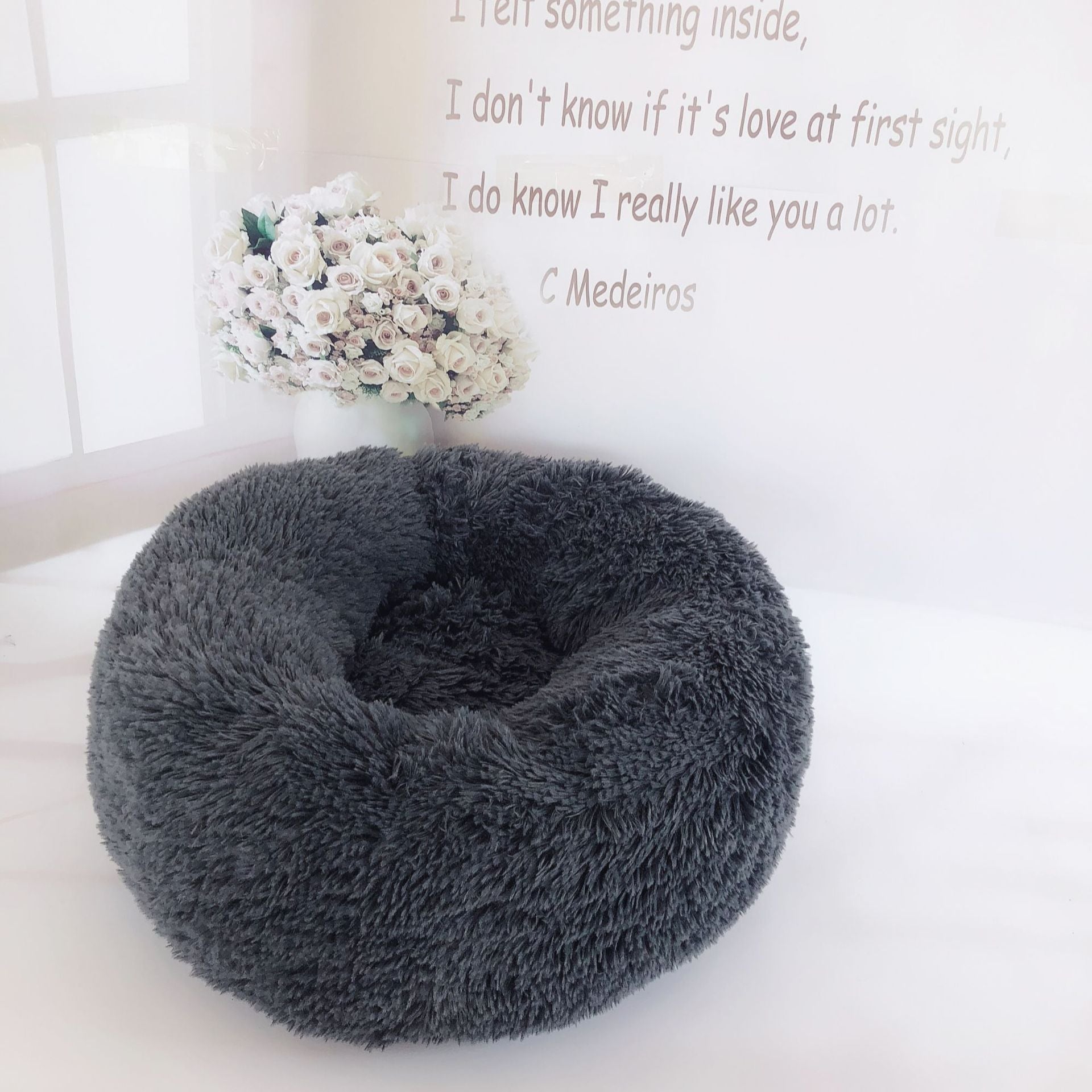 KFX-3680829 Calming Round Plush Pet Nest Bed for Small Dogs and Cats, Soft Vegan Fabric, 110cm Diameter