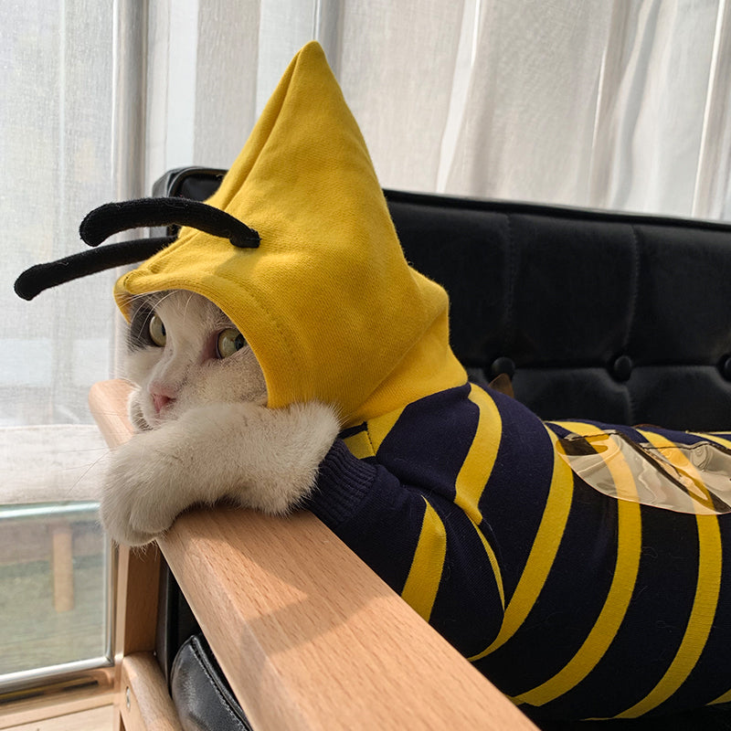 KFX-3801405 Cozy Bee-Themed Plush Hoodie for Bulldogs – Soft Winter Costume Jacket for Pets