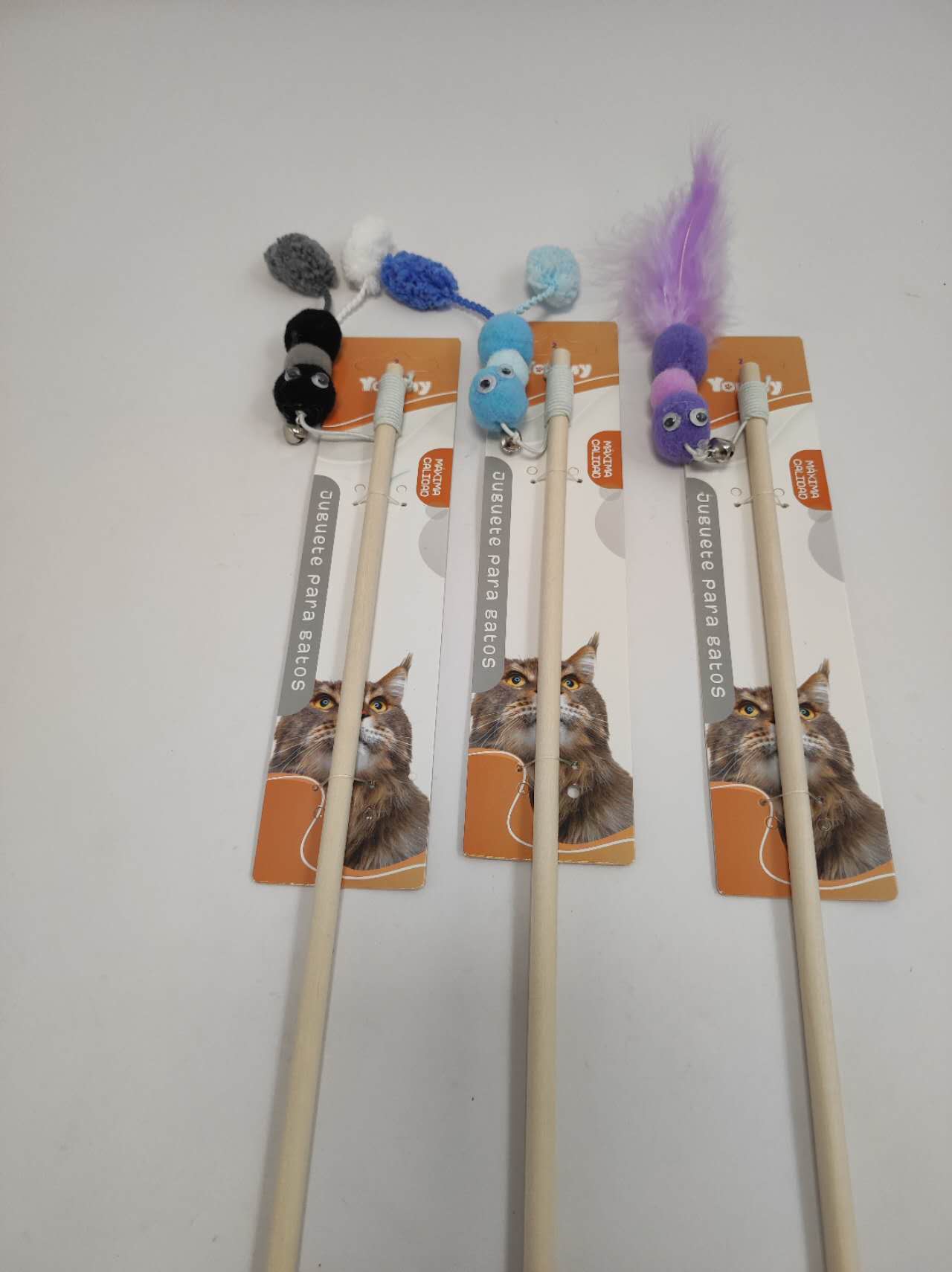 KFX-4161597 Little Ants Cat Treats: Tantalizing Teaser Sticks for Playful Felines