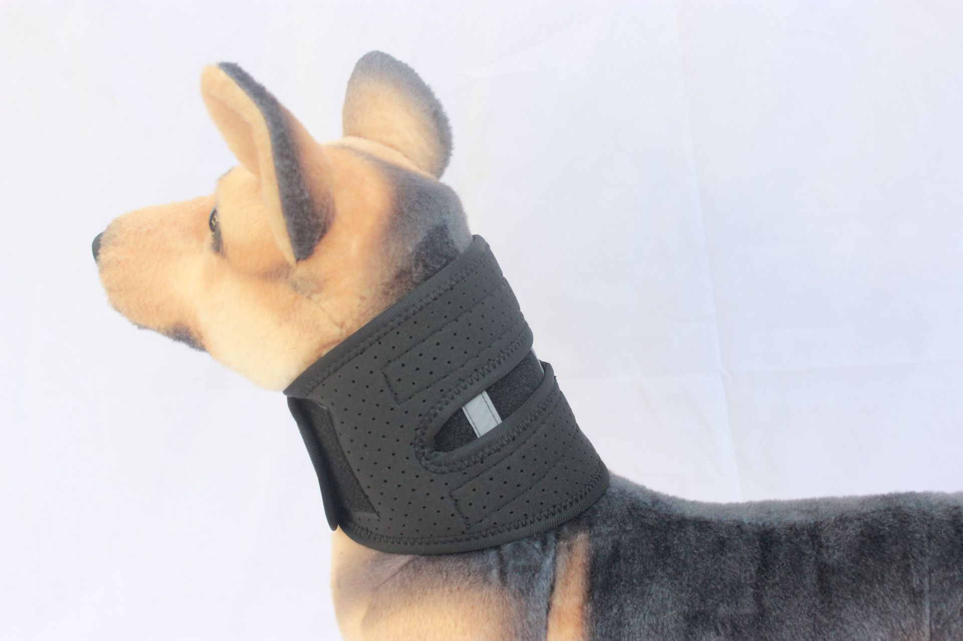 KFX-4185789 Cervical Support Neck Brace for Dogs – Breathable Fabric with Reflective Safety Strips, Multi-Size Options for Recovery