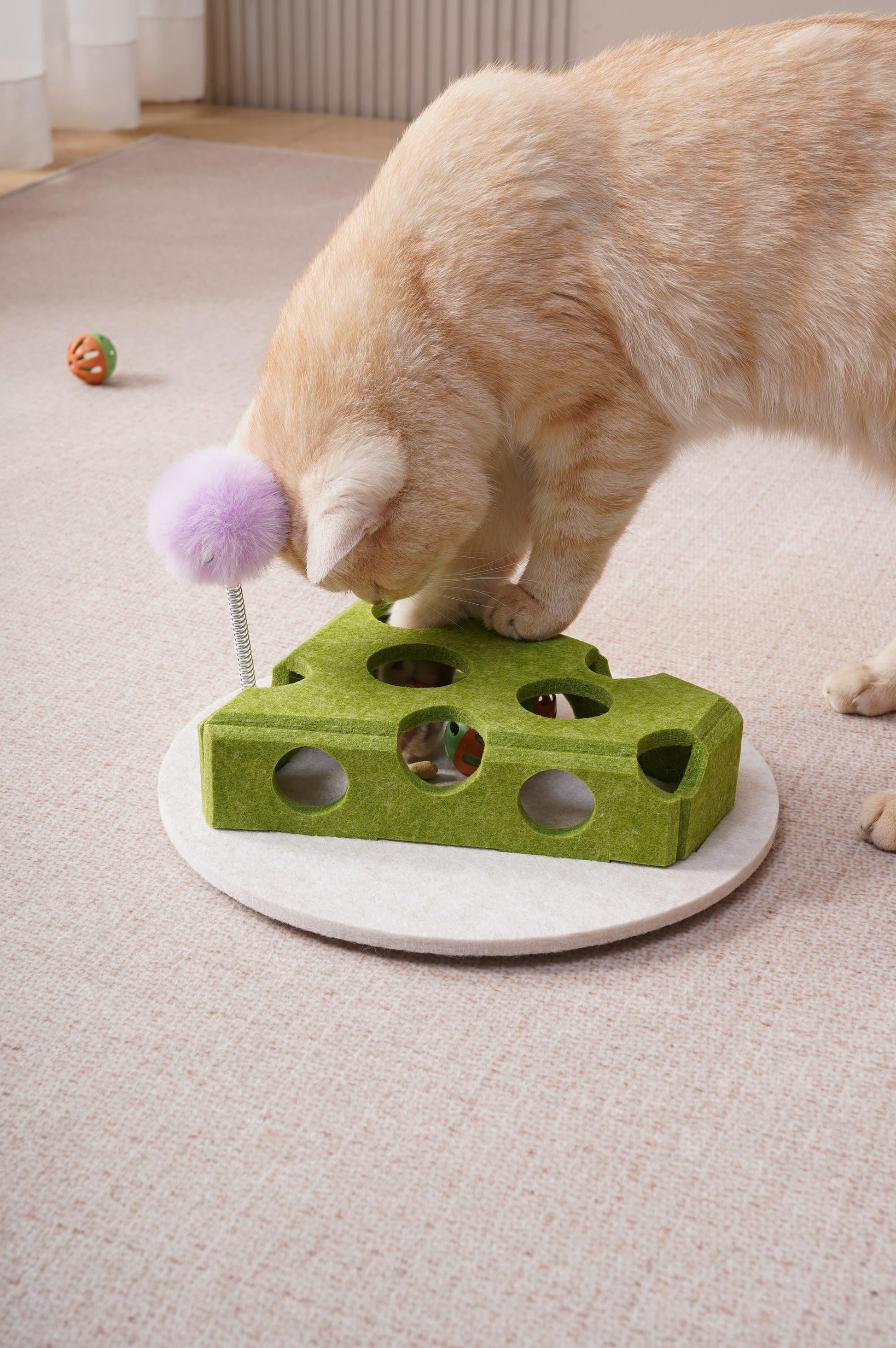 KFX-4200125 Interactive Cat Puzzle Toy with Suction Cup Base and Spring Teaser for Engaging Solo Play