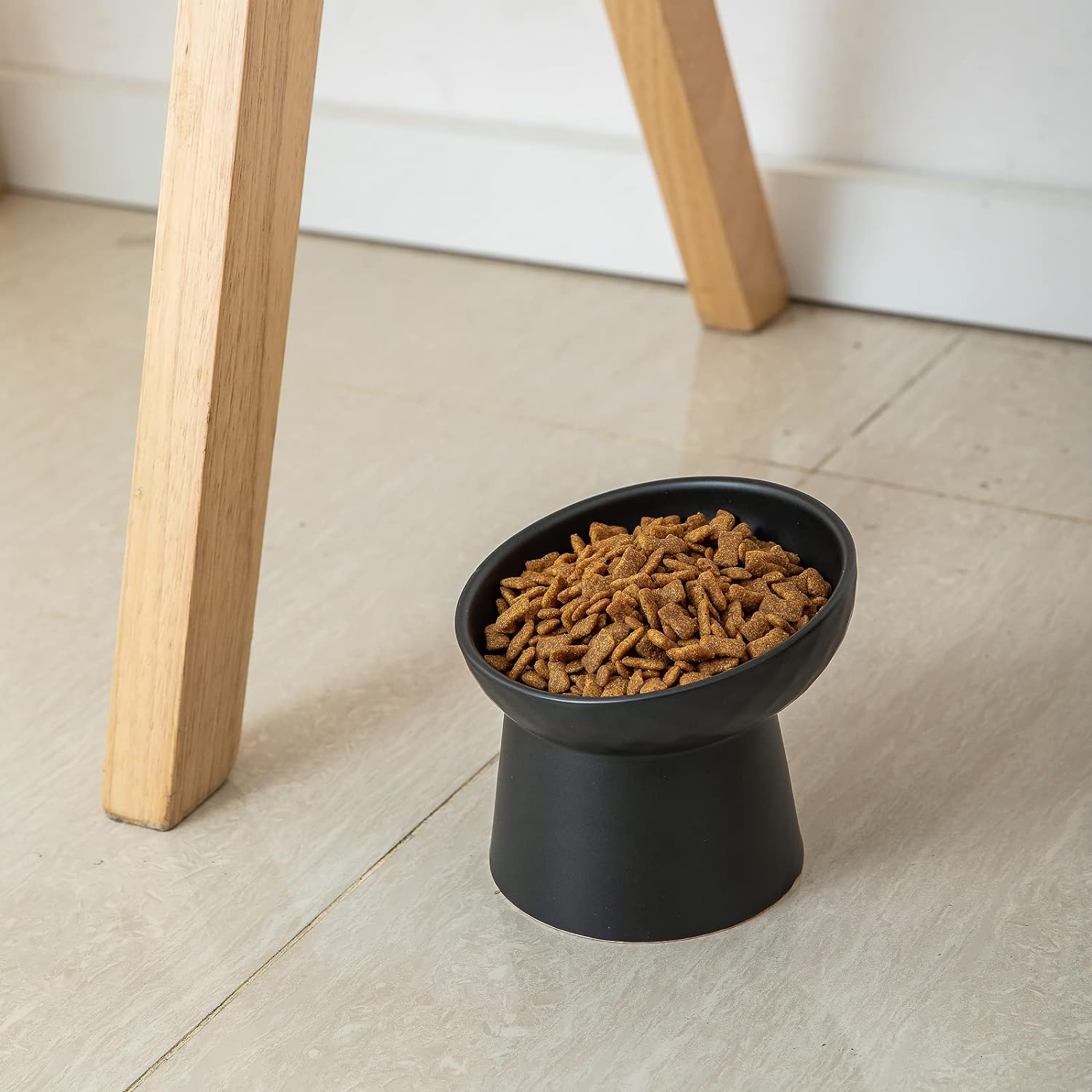 KFX-4574525 Elevated Ceramic Cat Bowls Set with Tilted Design for Comfortable Eating and Anti-Slip Stability