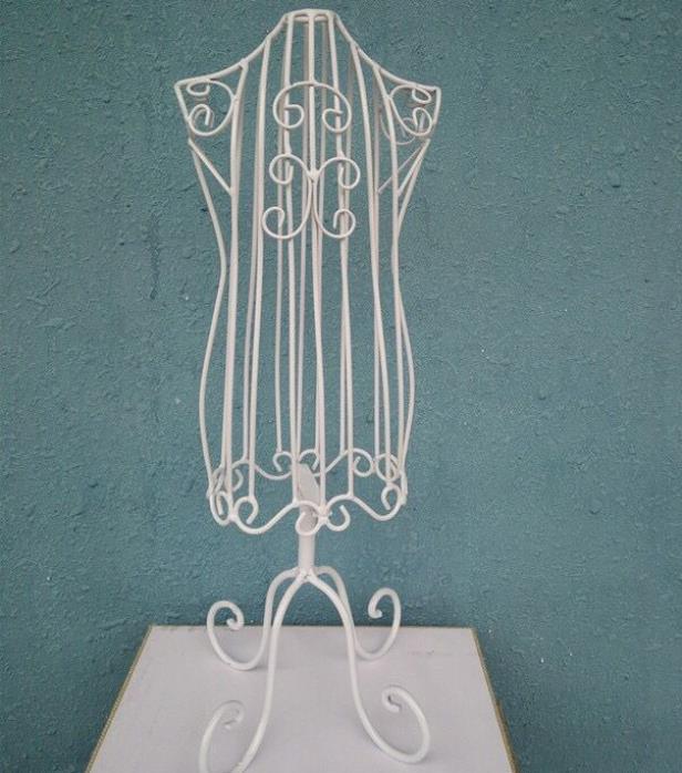KFX-5287869 Pet Hanger Display Rack for Dog Clothes - White Metal Stand, Height 41cm, Shoulder Width 14cm, Foot Width 12.5cm