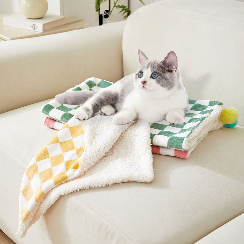 KFX-6573373 Cozy Plush Pet Blanket with Stylish Plaid Pattern - Soft Fleece Cushion for Cats and Dogs