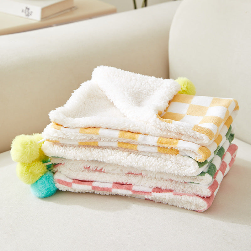 KFX-6573373 Cozy Plush Pet Blanket with Stylish Plaid Pattern - Soft Fleece Cushion for Cats and Dogs