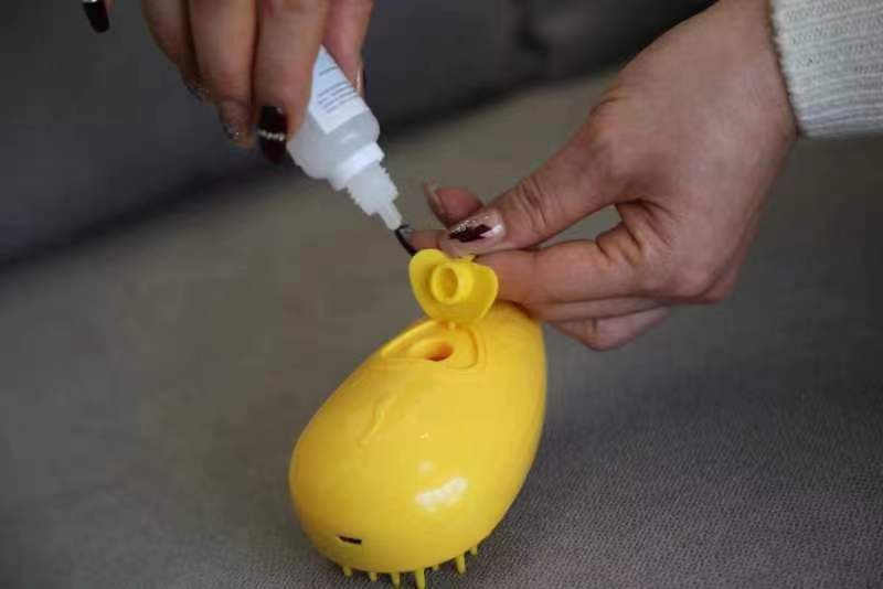 KFX-6625725 Pet Care Cleaning Brush with Massage Feature and Anti-Flying Hair Essence for Dogs