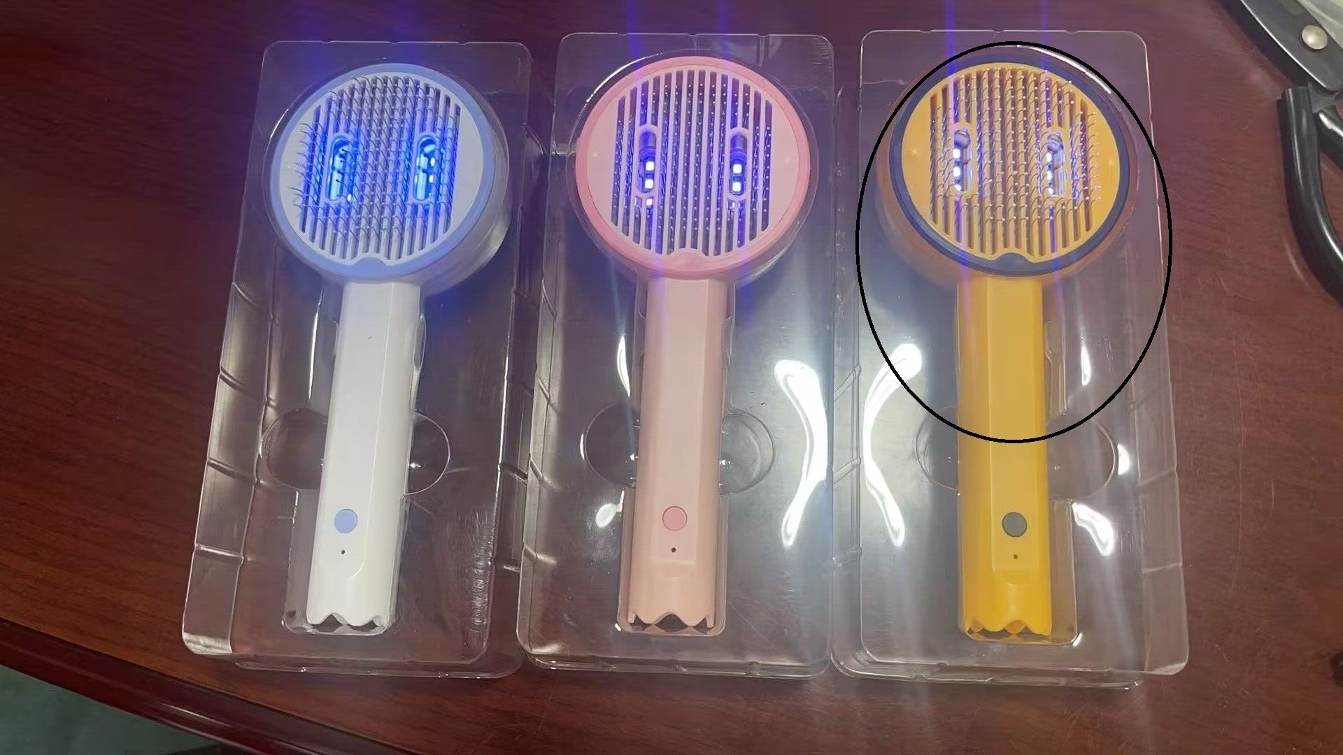 KFX-6991933 USB Rechargeable UV Sterilization Pet Comb for Cats and Dogs - Pink, Yellow, White