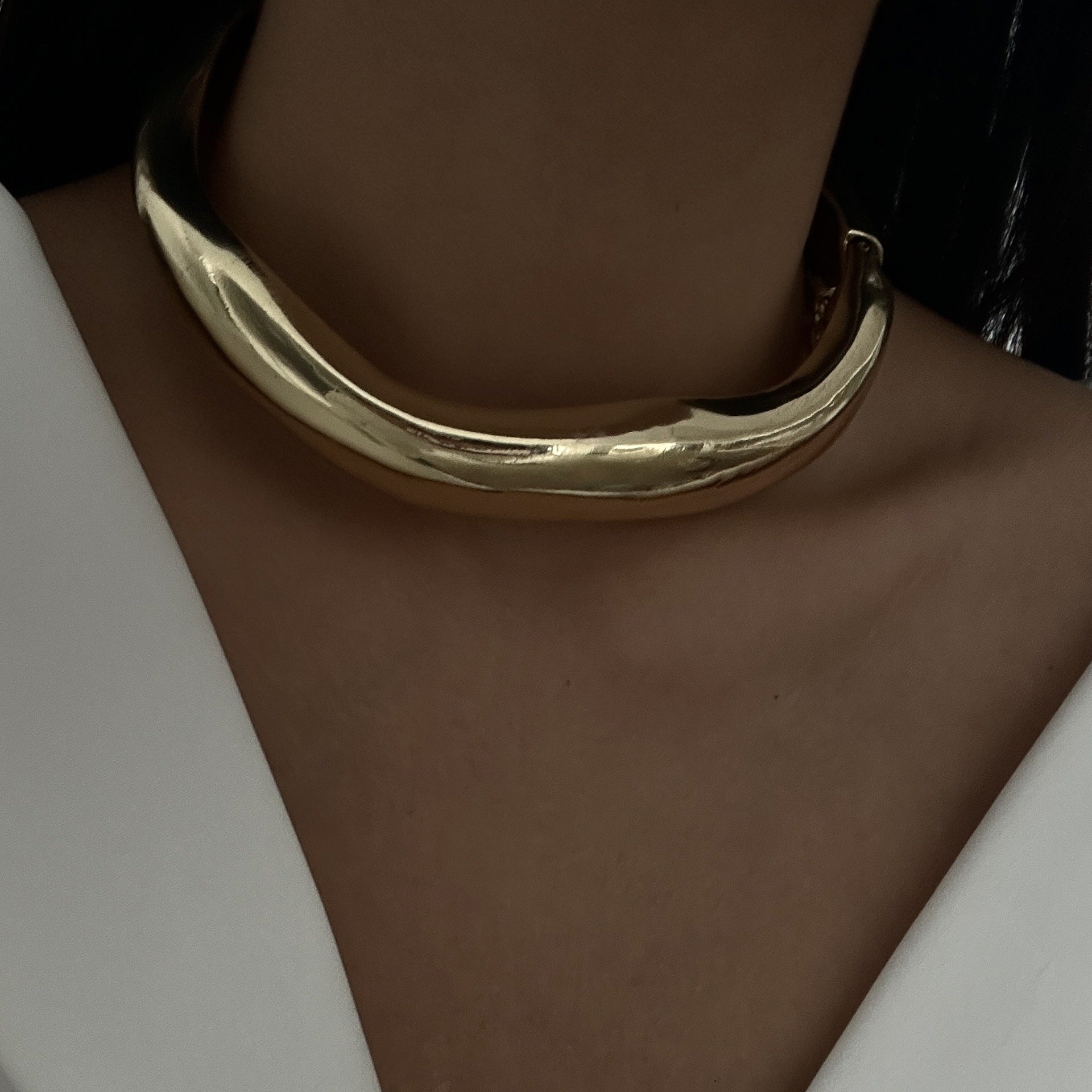 KFX-7239613 Irregular Textured Pleated Open Collar Necklace in Gold and White