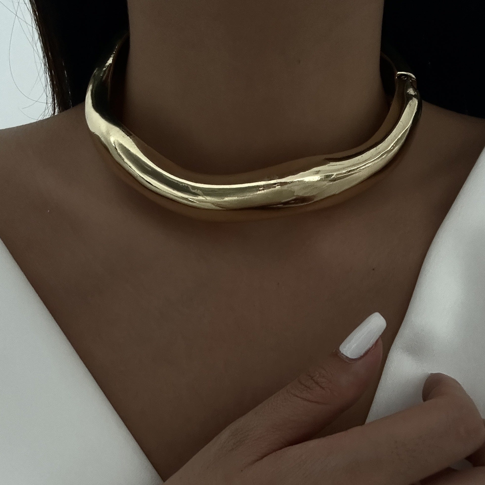 KFX-7239613 Irregular Textured Pleated Open Collar Necklace in Gold and White