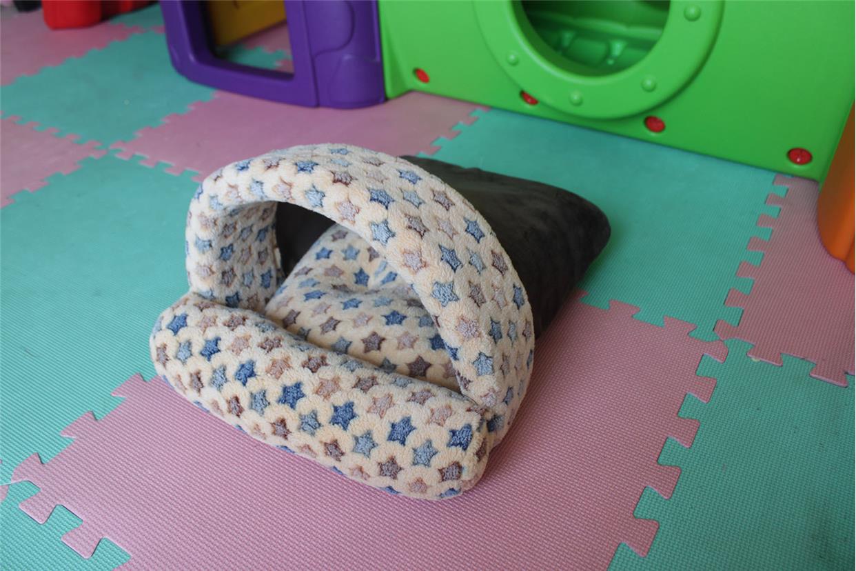 KFX-7432637 Cozy Half Round Dog House for Small and Large Pets in Durable Polyester