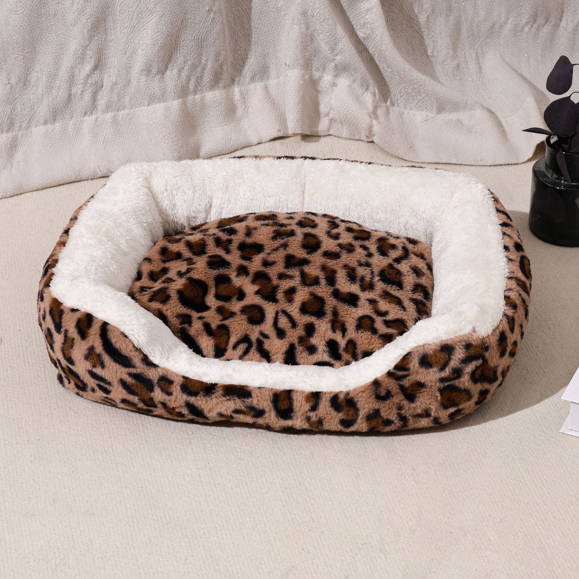 KFX-8261821 Four Seasons Universal Warm Thickened Pet Bed for Cats and Dogs in Leopard Print