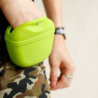 KFX-8309053 Portable Silicone Dog Snack Training Bag with Magnetic Closure and Clip - Available in Multiple Colors