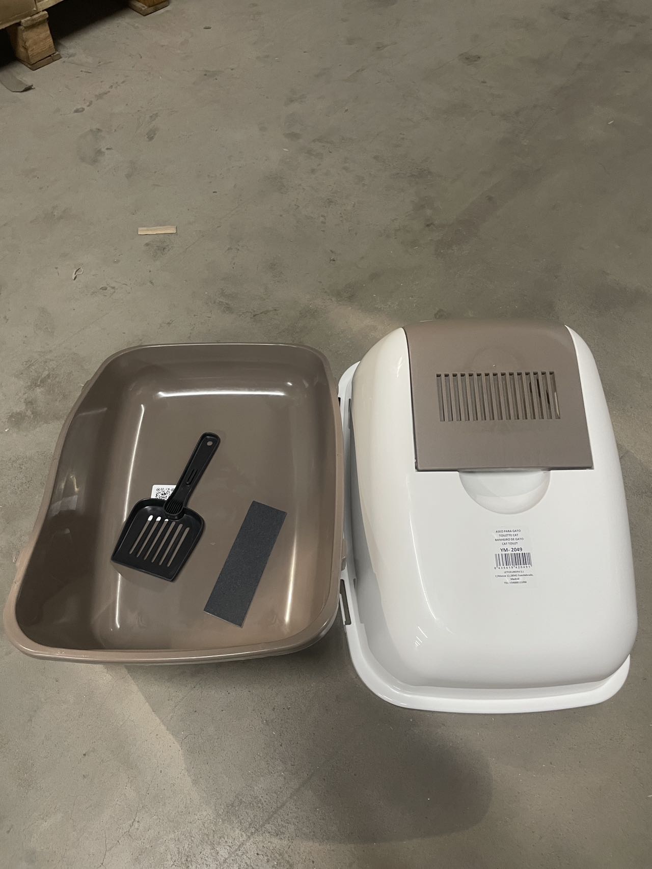 KFX-8329533 Cat Toilet with Shovel for Easy Cleaning