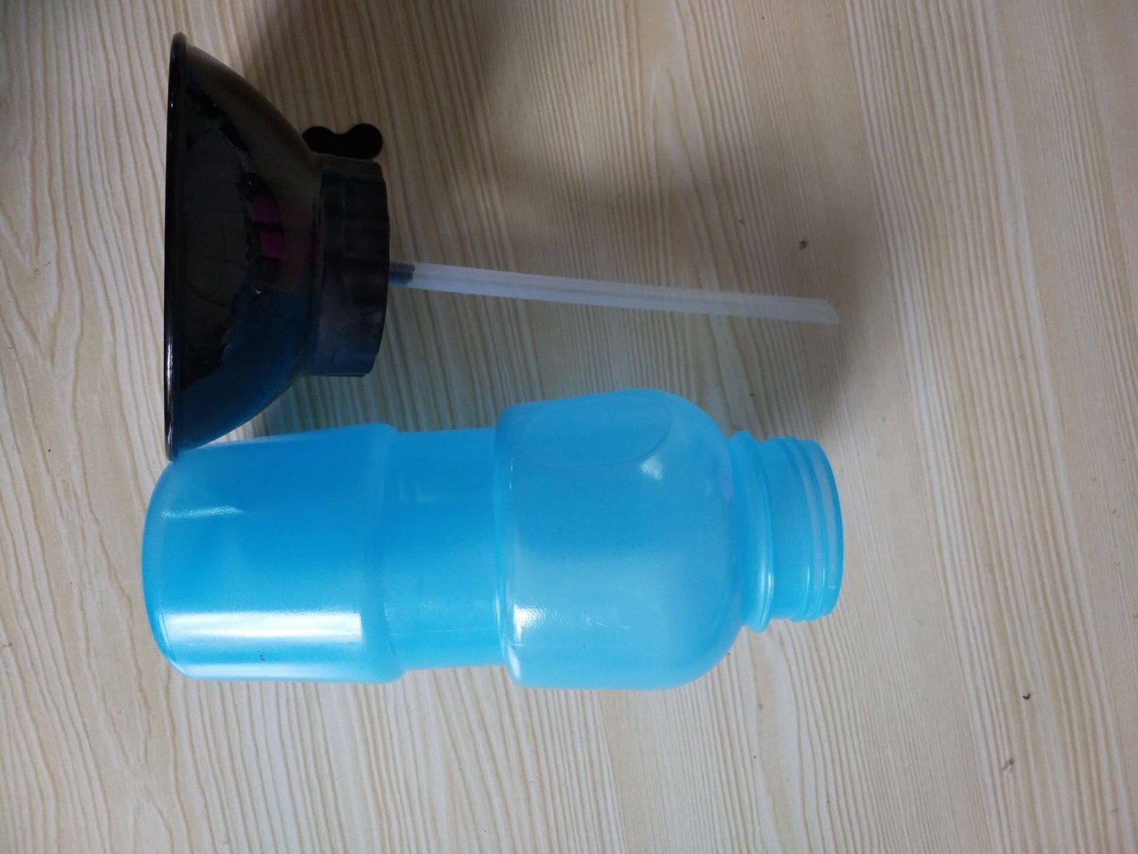 KFX-8389693 Portable Pet Water Bottle with Bowl, 20oz Squeeze Dispenser for Dogs and Cats