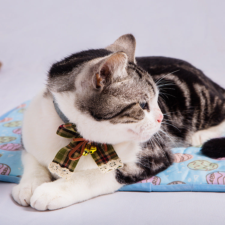 KFX-8781117 Cooling Cat Ice Pad with Antibacterial Nylon Fabric and Breathable Mesh Bottom