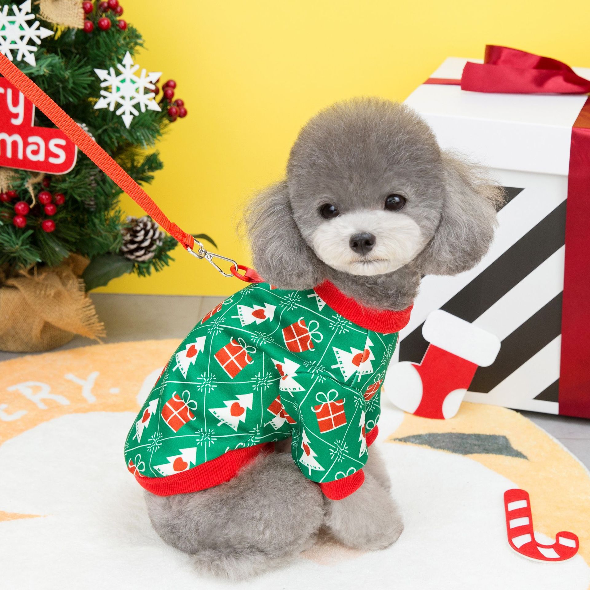 KFX-9798461 Cozy Christmas Tree Hoodie for Pets in Festive Green and Red