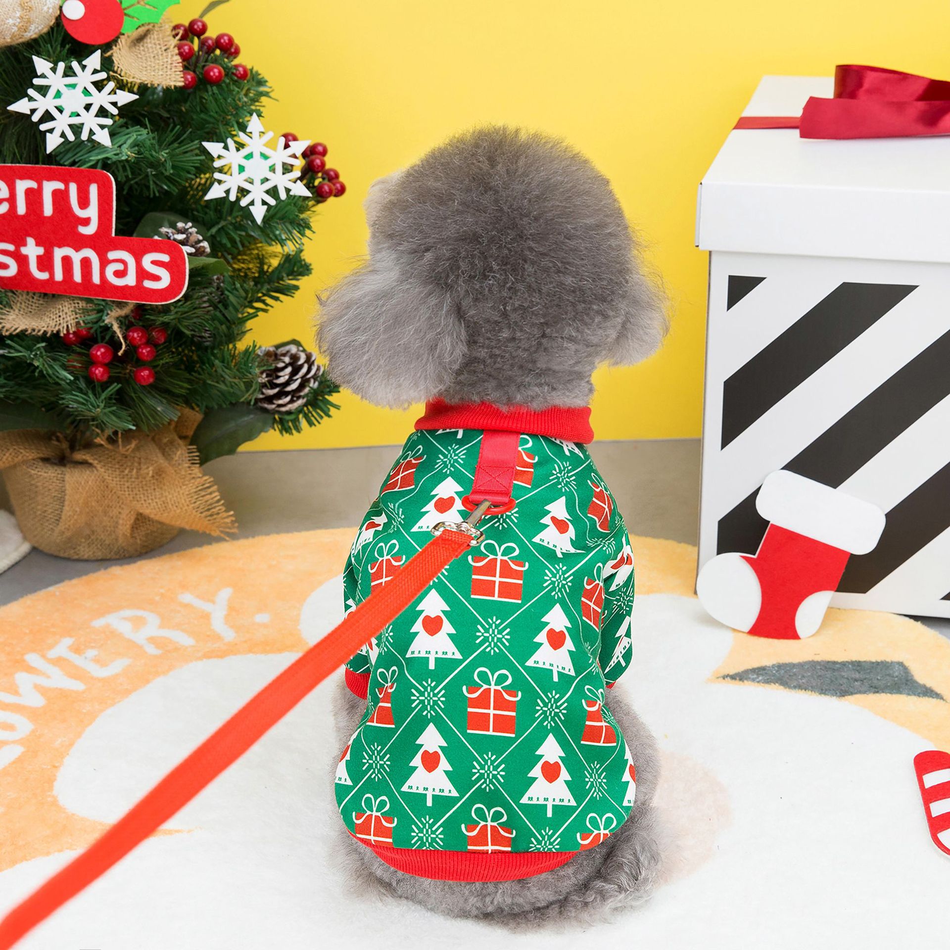 KFX-9798461 Cozy Christmas Tree Hoodie for Pets in Festive Green and Red