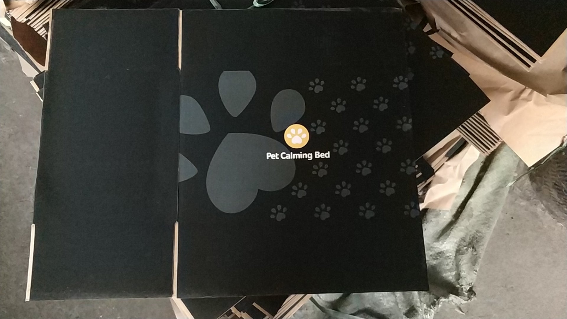 KFX-9841213 Waterproof Non-Slip Pet Bed with Durable Oxford Cloth and Plastic Nest Bottom
